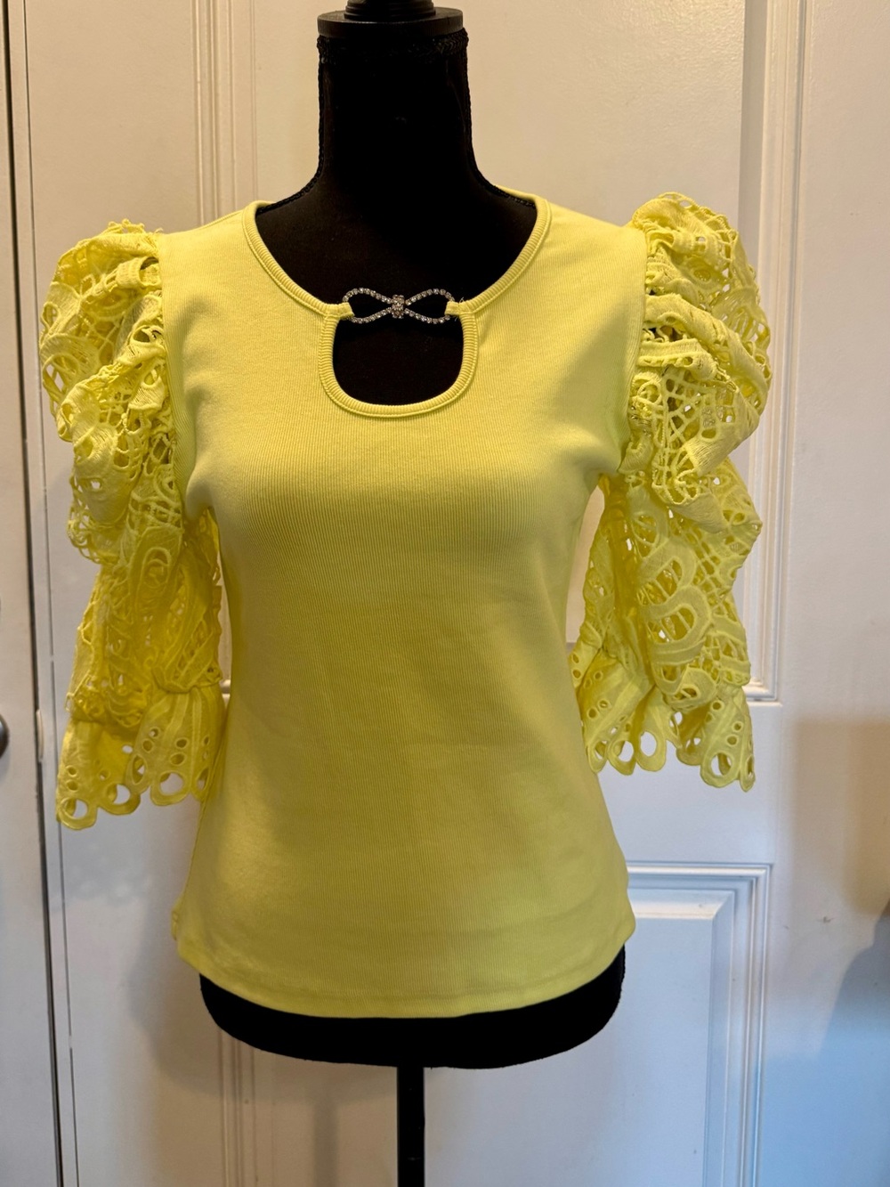 Pastels Palstel Yellow Lace Puff Sleeve Top very stretchy in a size Large